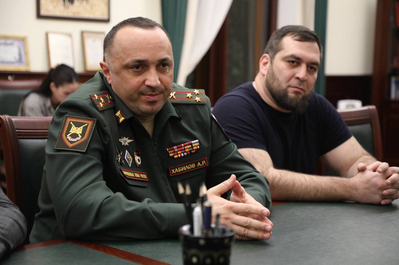 Абдулмуслим Абдулмуслимов провёл встречу с военнослужащими